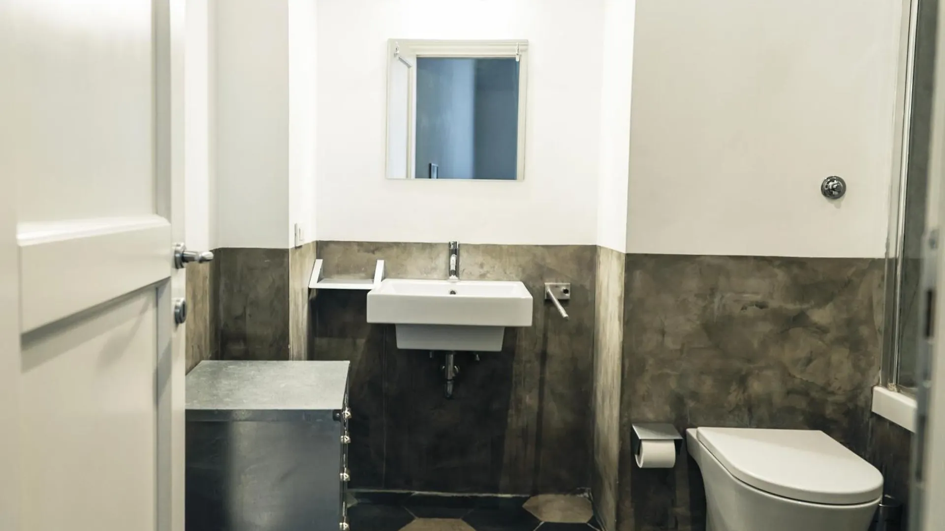 Charming Apartment In Monti, Steps To Colosseum Rome